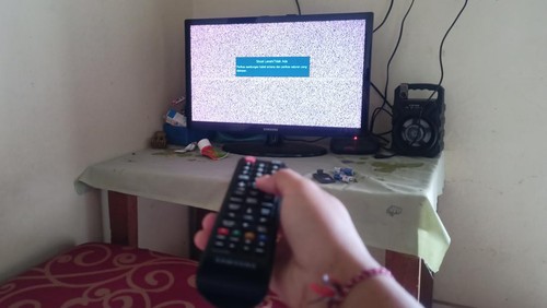 Kondisi TV analog milik Ni Ketut Kembar di Desa Seraya di Karangasem, Sabtu (1/4/2023).