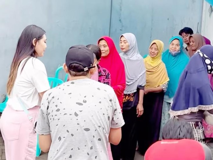 Via Vallen saat berbagi sembako kepada warga sekitar.