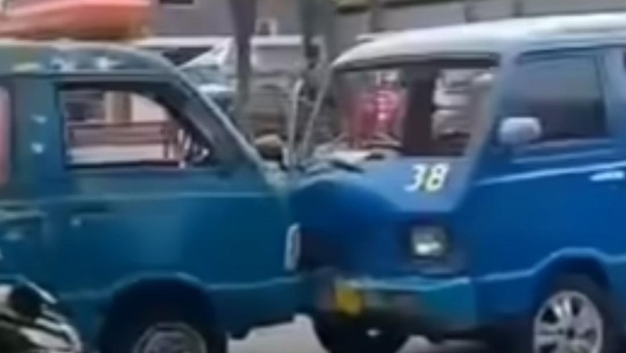 viral adu banteng angkot di Bogor