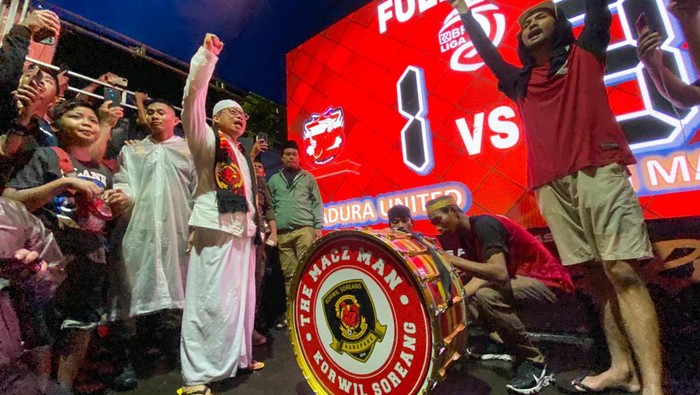 Wali Kota Parepare, Taufan Pawe saat ikut berbaur merayakan kemenangan PSM Makassar sebagai juara Liga 1 musim 2022/2023.