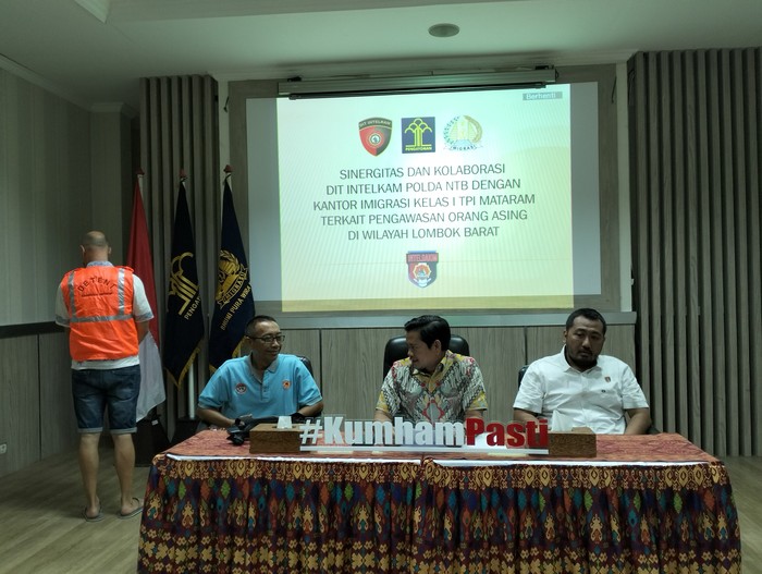 WNA Prancis dideportasi oleh Imigrasi Mataram setelah membuat onar dan memakai sandal saat masuk ke masjid.