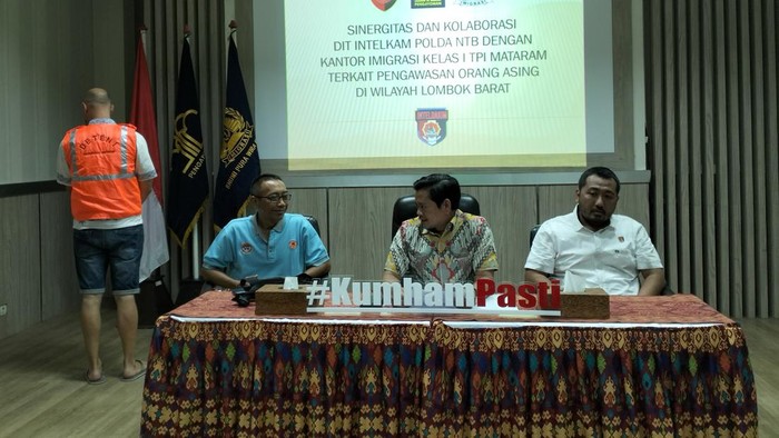 WNA Prancis dideportasi oleh Imigrasi Mataram setelah membuat onar dan memakai sandal saat masuk ke masjid.