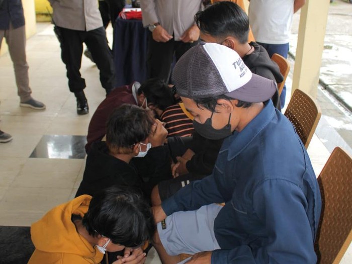 3 anak dihukum sujud di kaki ortunya usai tertangkap bawa senjata tajam hendak tawuran