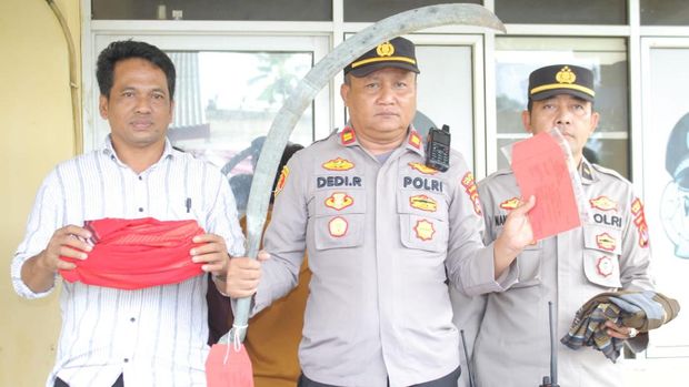 3 anak dihukum sujud di kaki ortunya usai tertangkap bawa senjata tajam hendak tawuran