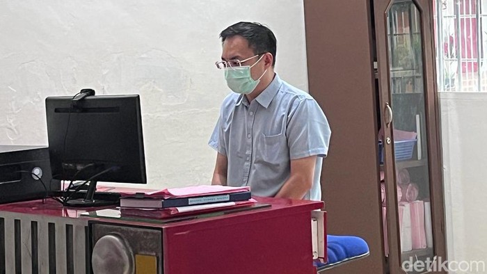 Apin BK saat mengikuti persidangan via online di Rutan Tanjung Gusta Medan, Senin (27/3/2023) (Goklas Wisely/detikSumut)