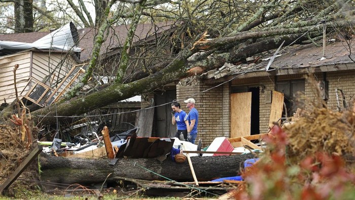 Arkansas AS Porak-poranda Disapu Tornado Dahsyat People examine the damage to homes on Northgate Drive after a tornado caused extensive damage in the area Friday, March 31, 2023 in Sherwood, Ark. A monster storm system tore through the South and Midwest on Friday, spawning tornadoes that shredded homes and shopping centers, overturned vehicles and uprooted trees as people raced for shelter.(Colin Murphey/Arkansas Democrat-Gazette via AP)