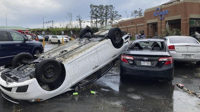 Arkansas AS Porak-poranda Disapu Tornado Dahsyat A car is upturned in a Kroger parking lot after a severe storm swept through Little Rock, Ark., Friday, March 31, 2023. (AP Photo/Andrew DeMillo)