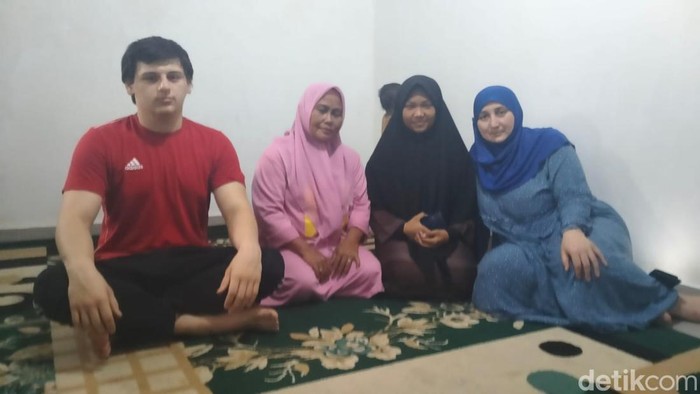 Bule Prancis ke Polman hendak lamar seorang Gadis.