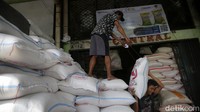 Kunjungan ke tiga toko besar di Cipinang memastikan tidak ada lonjakan distribusi pada akhir Mei, dan harga beras medium naik secara wajar.  Agung Pambudhy/detikcom