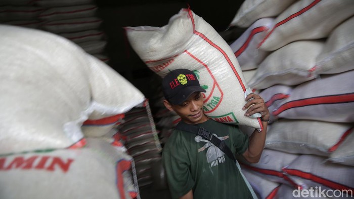 Pekerja memanggul beras di Pasar Induk Cipinang, Minggu (2/4/2023). Pemerintah melalui Badan Pangan Nasional secara telah meningkatkan Harga Eceran Tertinggi (HET) beras. Artinya saat ini harga beras resmi naik alias semakin mahal.