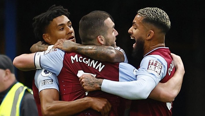 Soccer Football - Premier League - Chelsea v Aston Villa - Stamford Bridge, London, Britain - April 1, 2023 Aston Villas Ollie Watkins celebrates scoring their first goal with John McGinn and Douglas Luiz REUTERS/Peter Nicholls EDITORIAL USE ONLY. No use with unauthorized audio, video, data, fixture lists, club/league logos or live services. Online in-match use limited to 75 images, no video emulation. No use in betting, games or single club /league/player publications.  Please contact your account representative for further details.