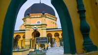 Warga berada di halaman Masjid Al Osmani, Medan, Sumatera Utara, Jumat (11/3/2023). Masjid yang memadukan gaya arsitektur India, Tiongkok, Timur Tengah, Eropa dan Melayu tersebut dibangun pada tahun 1854 oleh Sultan Deli ke tujuh dan merupakan masjid tertua di Kota Medan. ANTARA FOTO/Fransisco Carolio  