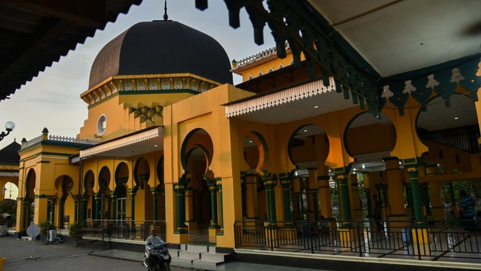 Warga berada di halaman Masjid Al Osmani, Medan, Sumatera Utara, Jumat (11/3/2023). Masjid yang memadukan gaya arsitektur India, Tiongkok, Timur Tengah, Eropa dan Melayu tersebut dibangun pada tahun 1854 oleh Sultan Deli ke tujuh dan merupakan masjid tertua di Kota Medan. ANTARA FOTO/Fransisco Carolio/foc.