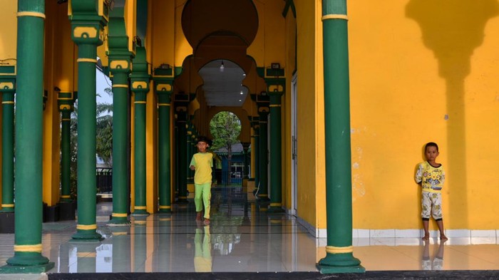 Warga berada di halaman Masjid Al Osmani, Medan, Sumatera Utara, Jumat (11/3/2023). Masjid yang memadukan gaya arsitektur India, Tiongkok, Timur Tengah, Eropa dan Melayu tersebut dibangun pada tahun 1854 oleh Sultan Deli ke tujuh dan merupakan masjid tertua di Kota Medan. ANTARA FOTO/Fransisco Carolio/foc.