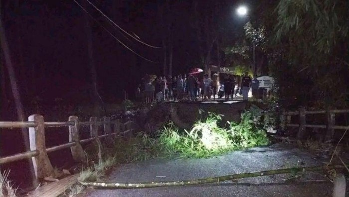 Desa Upomela di Kecamatan Bongomeme, Kabupaten Gorontalo, terisolir akibat putusnya jembatan Upomela, pada Sabtu malam (1/4/2023) sekitar pukul 19.11 WITA
