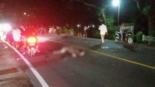 Dua sepeda motor adu jangkrik di Kecamatan Lembar, Kabupaten Lombok Barat, NTB, Sabtu (1/4/2023).