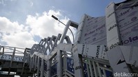 Pembangunan Jembatan Penyeberangan Orang (JPO) Stasiun Klender Baru di Jakarta Timur belum selesai. Namun tak terlihat aktivitas pekerjaan tukang-tukang di sini sehingga JPO tersebut seperti terbengkalai.  