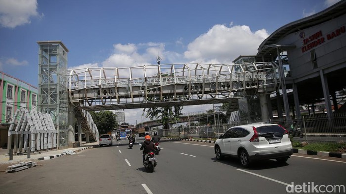 Duh, JPO Stasiun Klender Baru Mangkrak Tak Kunjung Selesai Kendaraan melintas dibawah Jembatan Penyeberangan Orang (JPO) Stasiun Klender Baru di Pondok Kopi, Jakarta Timur, Minggu (2/4/2023). Pembangunan Jembatan Penyeberangan Orang (JPO) Stasiun Klender Baru di Jakarta Timur belum selesai dan ditinggal pekerjanya.
