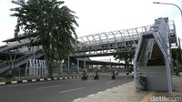 Untuk diketahui proses konstruksi JPO Klender Baru sudah dimulai sejak Mei 2022, pemasangan girder dilaksanakan pada September 2022 lalu. Targetnya, pekerjaan ini selesai pada Desember alias akhir tahun 2022 lalu namun hingga kini tak kunjung selesai.  