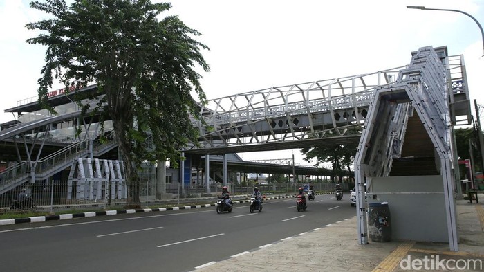 Duh, JPO Stasiun Klender Baru Mangkrak Tak Kunjung Selesai Kendaraan melintas dibawah Jembatan Penyeberangan Orang (JPO) Stasiun Klender Baru di Pondok Kopi, Jakarta Timur, Minggu (2/4/2023). Pembangunan Jembatan Penyeberangan Orang (JPO) Stasiun Klender Baru di Jakarta Timur belum selesai dan ditinggal pekerjanya.