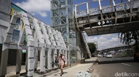 Sementara body jembatan yang terhubung langsung dengan stasiun sudah terlihat bentuknya. Namun masih belum dapat digunakan. Rangka dan lantai terlihat sudah terpasang rapi, hanya saja belum dipasangi atap.  