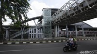 Tiga rangka pintu akses masuk jembatan terlihat sudah berdiri, namun masih belum diselesaikan. Dua pintu di antaranya merupakan akses ntuk menggunakan lift, sementara satu lainnya akses menggunkan tangga untuk naik ke JPO.  