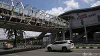 JPO ini terletak di Jl I Gusti Ngurah Rai, tepat berada dekat Stasiun Klender Baru. Adapun tujuan dari pembangunan JPO ini yaitu agar pejalan kaki dapat menyebrang dengan lebih aman.  