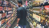 Momen belanja bulanan juga menjadi rutinitas yang digemarinya. Ia merasa senang dapat memilih dan membeli bahan makanan favoritnya di supermarket. Foto: Instagram/fadlyfsl_
