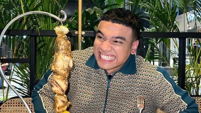 Beli Rumah Mewah, Fadly Faisal Tampil Keren Saat Makan AYCE