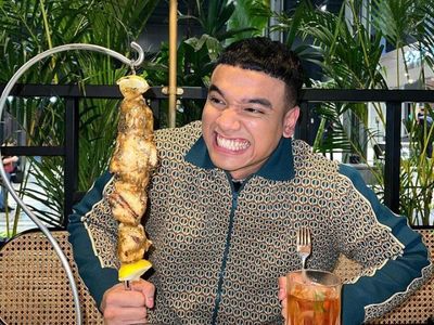 Beli Rumah Mewah, Fadly Faisal Tampil Keren Saat Makan AYCE