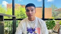 Saat bersantai, Fadly Faisal paling suka menghabiskan waktu di kafe. Segelas caramel frappucino menjadi minuman segar yang dipesannya. Foto: Instagram/fadlyfsl_