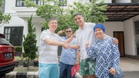 Momen orang tua Fadly Faisal mendampingi saat penyerahan rumah ini. Foto: YouTube