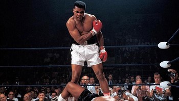 Pertarungan kelas berat tinju dunia di 1965 antara Muhammad Ali dan Sonny Liston. Foto: Boredpanda
