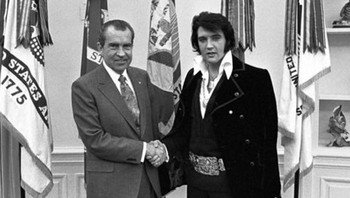Potret presiden Richard Nixon dan Elvis Presley saat berjabat tangan di Gedung Putih pada 21 Desember 1970. Foto: Boredpanda