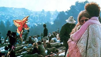 Adegan ikonik dari Woodstock pada tahun 1969. Foto: Boredpanda