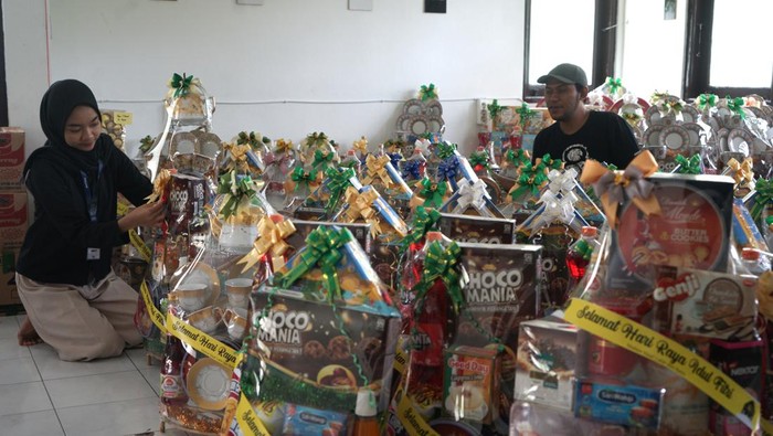 Pekerja menyelesaikan pembuatan parsel makanan kering di industri rumahan Jogja Parcel, Ngagglik, Sleman, D.I Yogyakarta, Sabtu (1/4/2023). Parsel untuk bingkisan Lebaran yang dijual dengan harga Rp150 ribu hingga Rp1,5 juta per buah tergantung model serta ukuran itu dipasarkan ke sejumlah daerah di D.I Yogyakarta dan Jateng. ANTARA FOTO/Andreas Fitri Atmoko/tom.