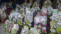 Calon pembeli memilih parsel Lebaran di salah satu toko parsel, Palu, Sulawesi Tengah, Kamis (30/3/2023). Memasuki pekan kedua Ramadhan 1444 H, penjualan parsel Lebaran oleh pedagang musiman mulai marak dan rata-rata dijual Rp250 ribu hingga Rp2,5 juta per parsel tergantung jenis paketnya. ANTARA FOTO/Basri Marzuki  