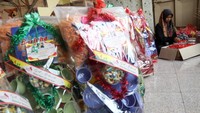 Pekerja membuat parsel Lebaran di Perumahan Griya Anugerah Denanyar, Kabupaten Jombang, Jawa Timur, Kamis (30/3/2023). Pembuat parcel Lebaran mengaku mulai kebanjiran pesanan sejak awal Ramadhan, hingga minggu pertama puasa Ramadhan ini sudah menerima pesanan 5.000 parcel yang dijual Rp35 ribu-Rp1 juta. ANTARA FOTO/Syaiful Arif  