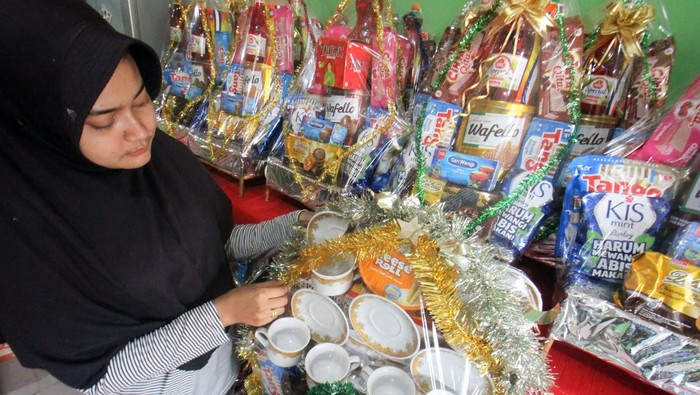 Pedagang menghias parcel untuk dijual di Lhokseumawe, Aceh, Kamis (30/3/2023). Pedagang parsel Lebaran di daerah itu mulai marak menjajakan aneka model parcel dengan kisaran harga Rp150 ribu hingga Rp1 juta per buah tergantung isi, model serta ukurannya. ANTARA FOTO/Rahmad/nym.