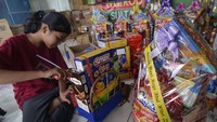 Pekerja menyelesaikan pembuatan parsel makanan kering di industri rumahan Kota Sepang, Bandar Lampung, Lampung, Minggu (2/4/2023). Parsel untuk bingkisan Lebaran yang dijual dengan harga Rp150 ribu hingga Rp2 juta per buah tergantung model serta ukuran itu dipasarkan ke sejumlah daerah di Bandar Lampung. ANTARA FOTO/Ardiansyah  