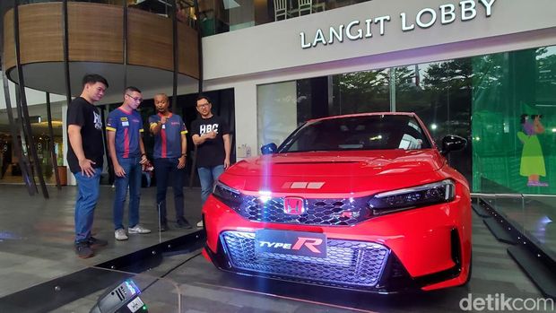Direktur Operasional Honda Bandung Center Iwan Tjandradinata (berkaos hitam paling kanan) memperkenalkan mobil sport All New Honda Civic Type R di Paskal 23 Mal Bandung.