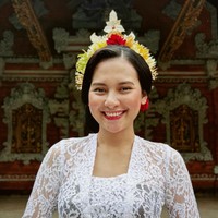 Untuk melengkapi penampilannya, Indah Permatasari memakai gelung, yakni hiasan kepala khas Bali terbuat dari rangkaian bunga. Foto: Instagram/@indahpermatas