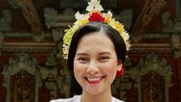 5 Gaya Indah Permatasari Pakai Kebaya Bali, Cantik dengan Makeup Minimalis