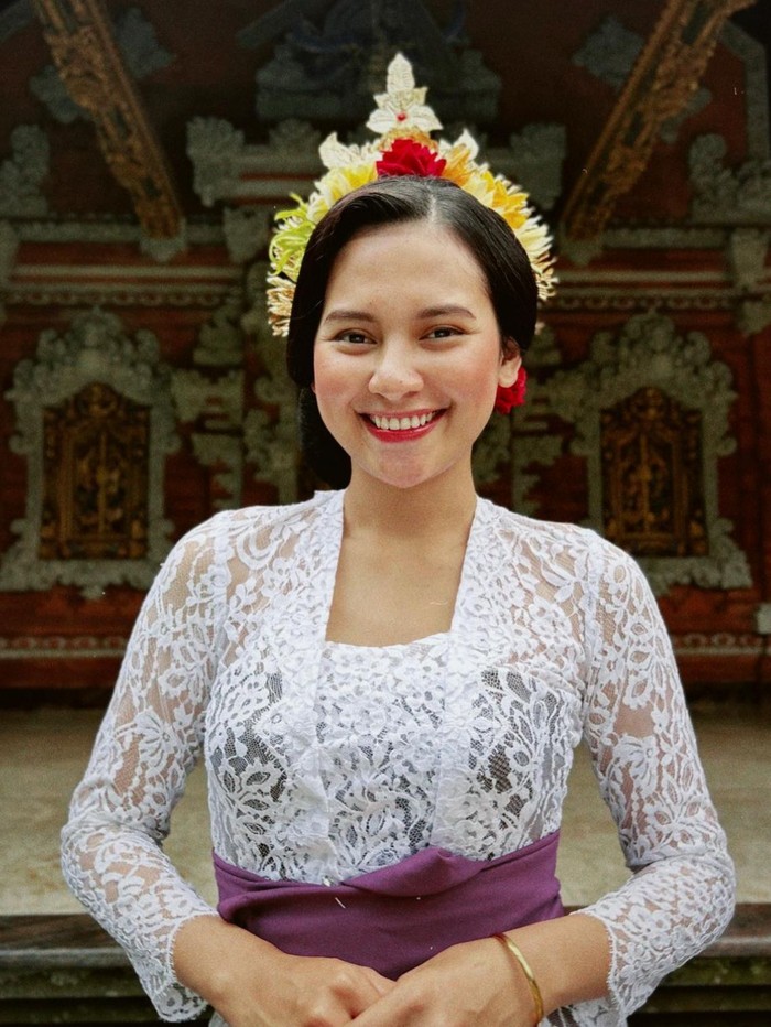 Indah Permatasari Indah Permatasari bergaya pakai kebaya Bali.