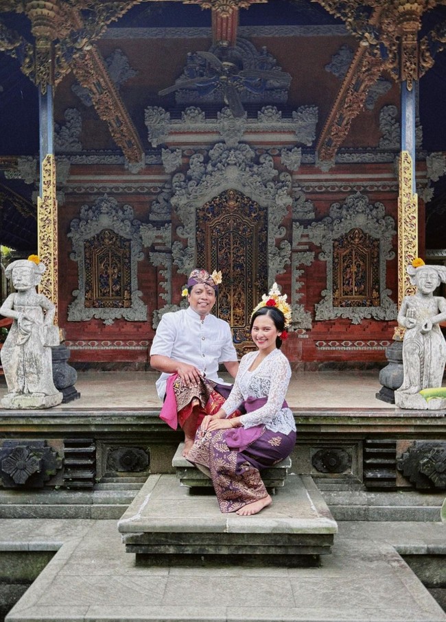 Indah Permatasari mengunjungi Tabanan, Bali, bersama sang suami Arie Kriting. Foto: Instagram/@indahpermatas