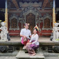 Indah Permatasari mengunjungi Tabanan, Bali, bersama sang suami Arie Kriting. Foto: Instagram/@indahpermatas