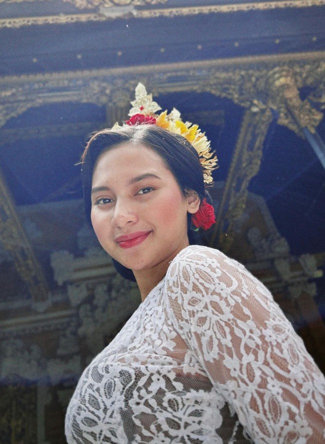 Kebaya Bali memiliki ciri khas berpotongan pas badan dengan obi atau selendang yang diikatkan pada bagian pinggang. Foto: Instagram/@indahpermatas