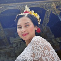 Kebaya Bali memiliki ciri khas berpotongan pas badan dengan obi atau selendang yang diikatkan pada bagian pinggang. Foto: Instagram/@indahpermatas