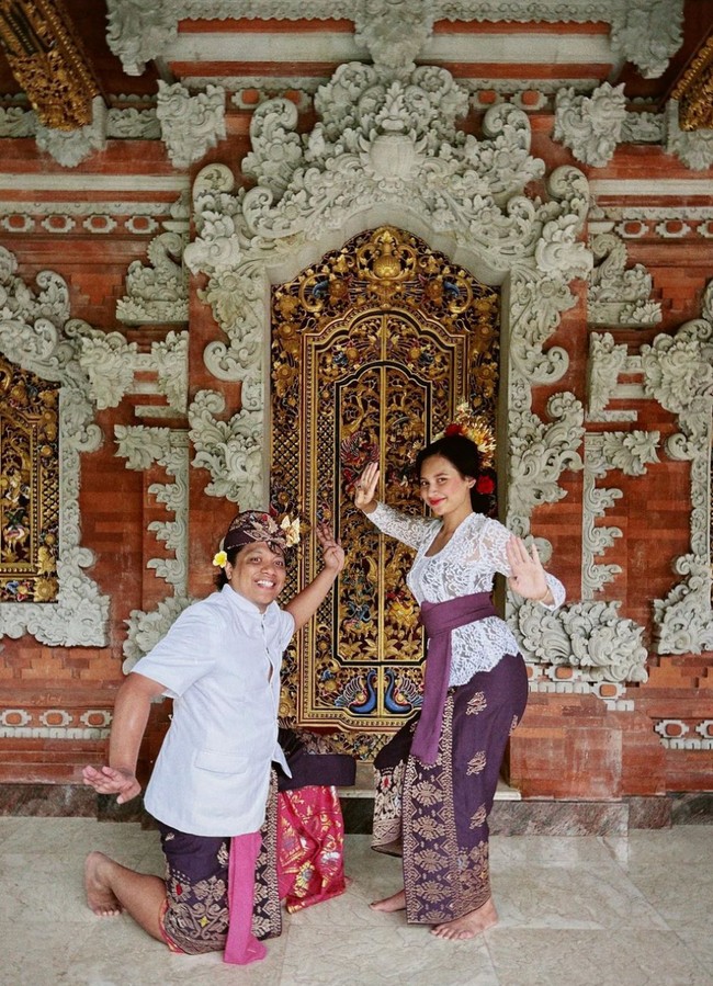 Aktris 25 tahun ini pun menyempatkan foto bersama Arie Kriting yang juga memakai busana tradisional Bali. Keduanya memasang pose tarian Bali. Foto: Instagram/@indahpermatas