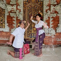 Aktris 25 tahun ini pun menyempatkan foto bersama Arie Kriting yang juga memakai busana tradisional Bali. Keduanya memasang pose tarian Bali. Foto: Instagram/@indahpermatas